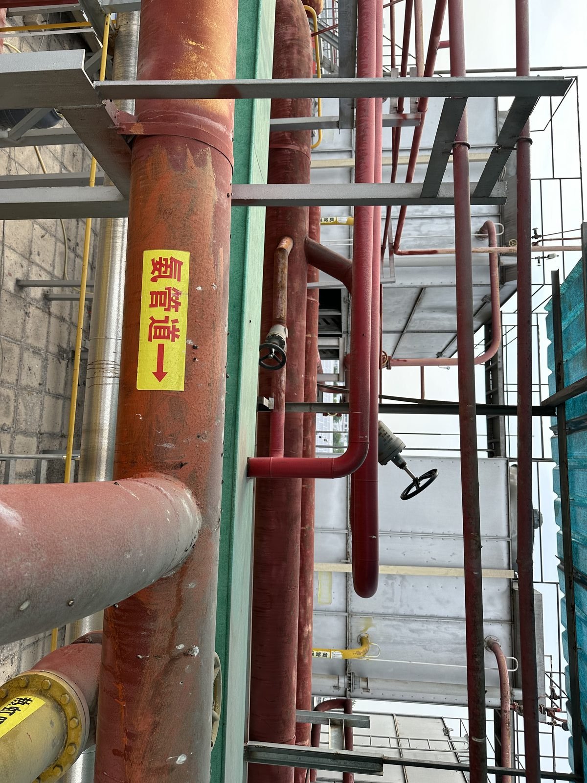 Ammonia discharge header interface to preheater and condenser-evaporator