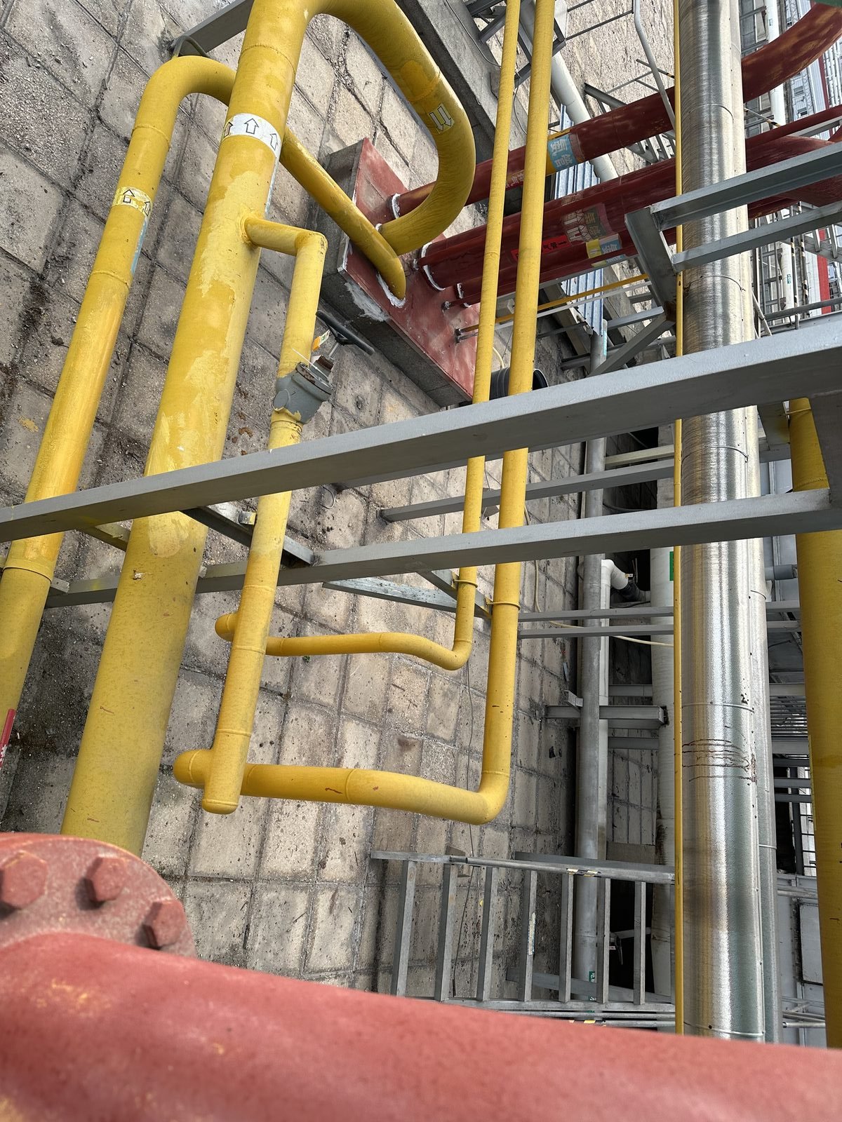 Liquid drain piping from heat exchangers toward the auxiliary receiver