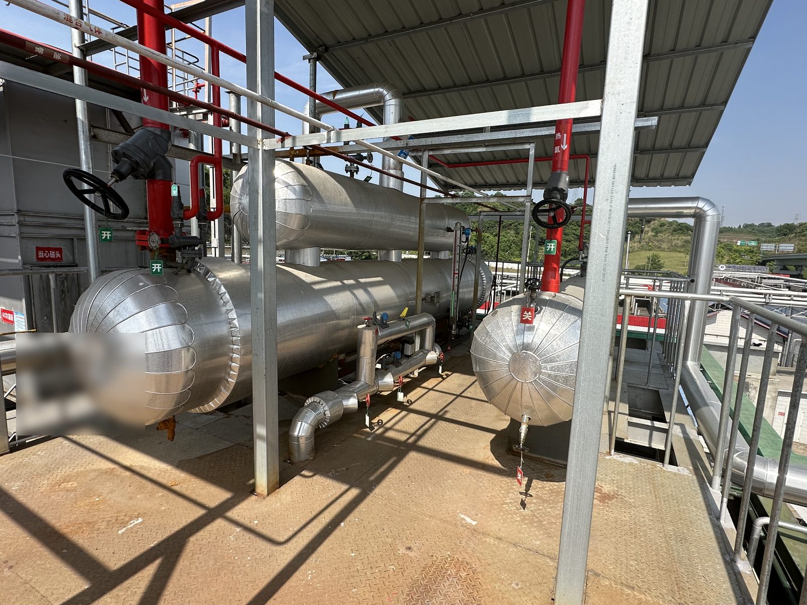 Ammonia heat-pump package with insulated vessels and red process piping